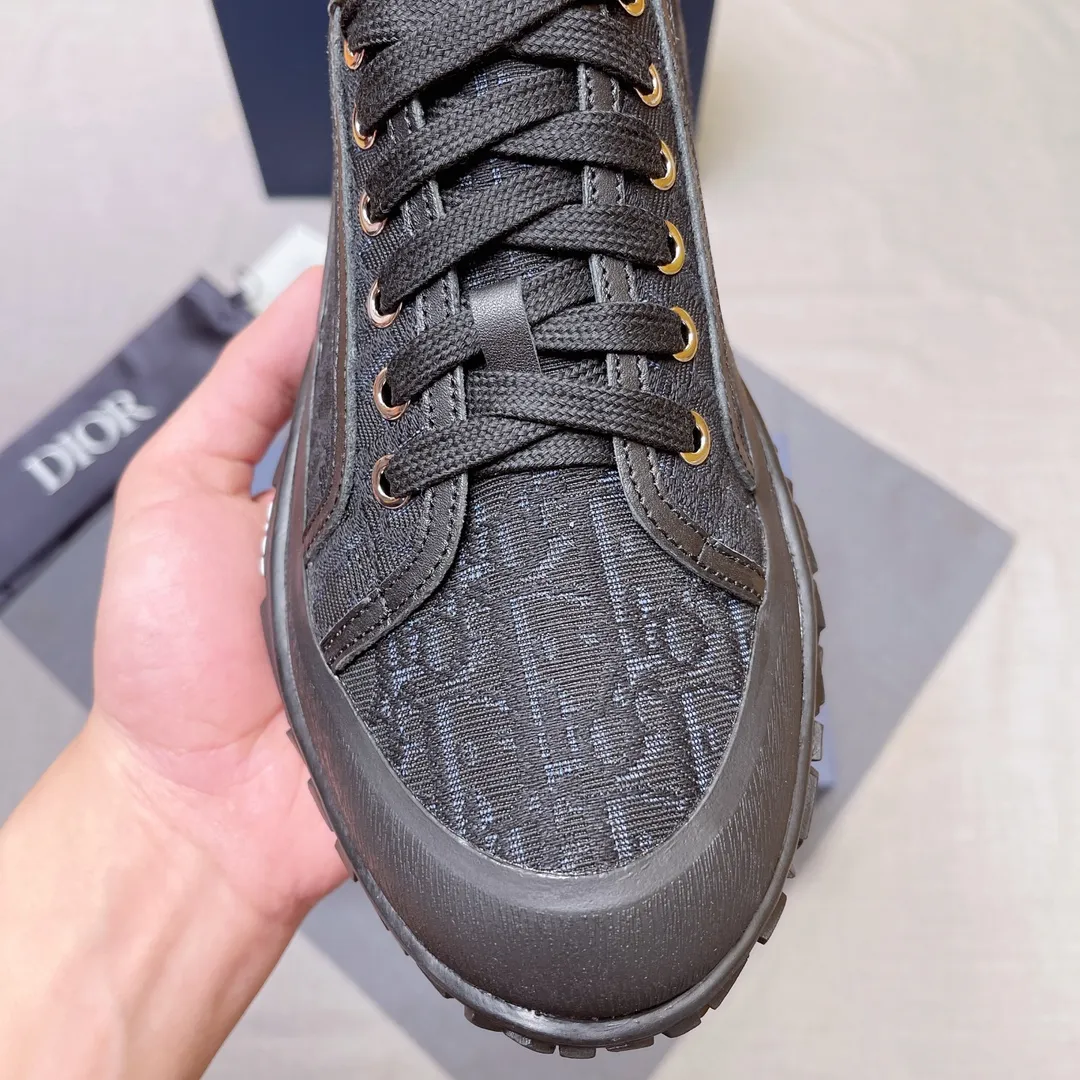 p480 Dior series low-top👟🔥[Dior] Dior's new casual men's shoes are launched in Hong Kong counters. Official website 1:1 production. Original Italian materials. Designed by European and American masters. Perfect shape to create counter quality. Solid color rubber wear-resistant outsole and classic dazzling head! Super versatile and very comfortable. High-end without losing taste, fashionable and novel! ! Absolute focus! Code number: 38-44, two colors available